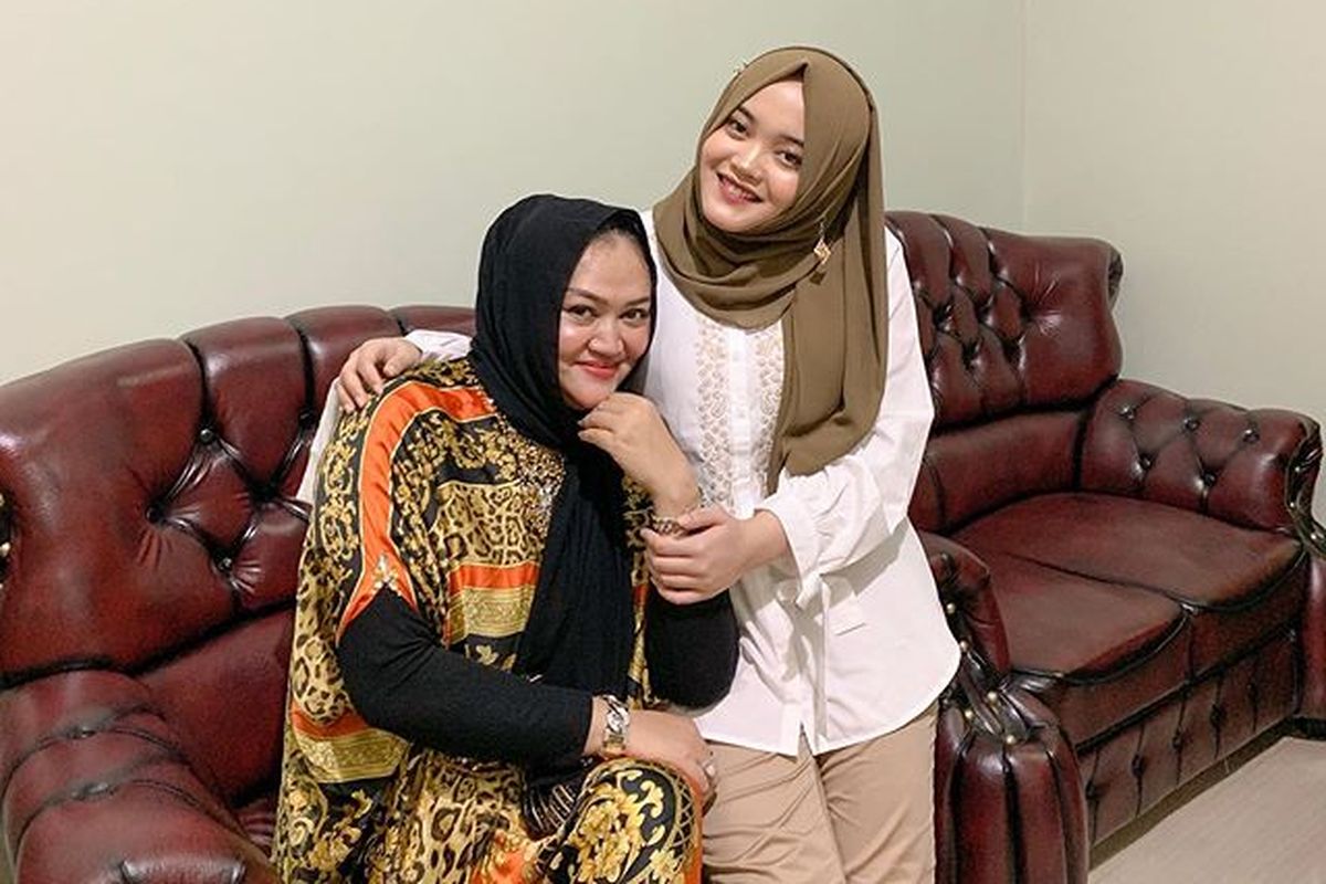 Mantan istri Sule Lina Jubaedah bersama putri mereka, Putri Delina.