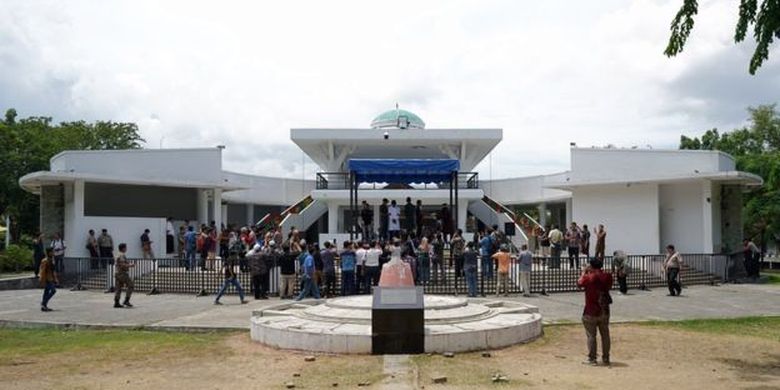 Pelaksanaan hukuman cambuk di Taman Bustanus Salatin, Banda Aceh, tidak banyak disaksikan warga. 