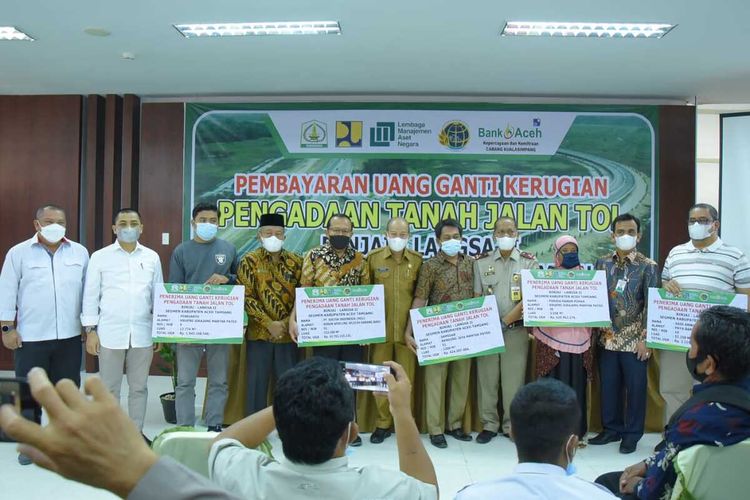 Masyarakat Kecamatan Karang Baru dan Kecamatan Mayak Payed, Kabupaten Aceh Tamiang, menerima uang pembebasan lahan pembangunan Tol Binjai ? Langsa Segmen II, di Kantor Bank Aceh Cabang Kuala Simpang, Aceh Tamiang, Senin (7/2/2022).