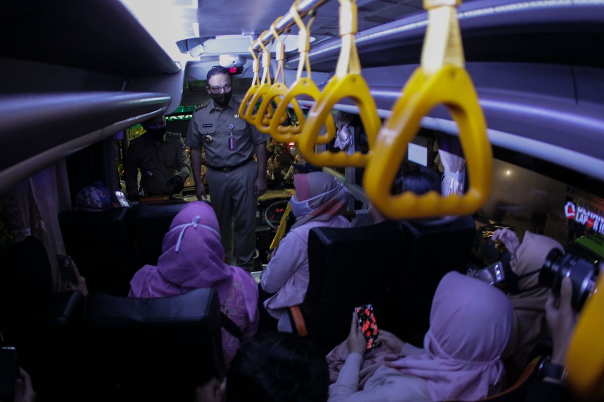 Walikota Bogor, Bima Arya Sugiarto mendampingi Gubernur DKI Jakarta, Anies Baswedan saat memantau operasional bus gratis dari Pemprov DKI Jakarta di Stasiun Bogor, Senin (15/6/2020). Pemprov DKI Jakarta menyediakan 50 bus gratis untuk mengangkut warga yang hendak berangkat atau pulang dari Bogor, Depok, Tangerang, dan Bekasi untuk meminimalkan penyebaran Covid-19, terutama di masa transisi pembatasan sosial berskala besar (PSBB).