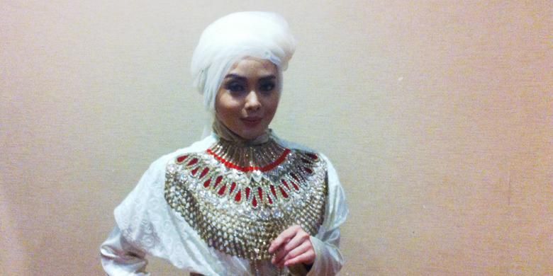 Terry Putri berpose di sela acara ulang tahun Wardah ke-20, di Mall Senayan City, Jakarta Pusat, Sabtu (27/6/2015).