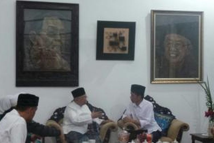  Bakal calon presiden dari Partai Demokrasi Indonesia Perjuangan (PDI-P) Joko Widodo atau Jokowi menemui Salahuddin Wahid atau Gus Sholah di Pondok Pesantren Tebu Ireng, Jawa Timur, Sabtu (3/5/2014) malam.