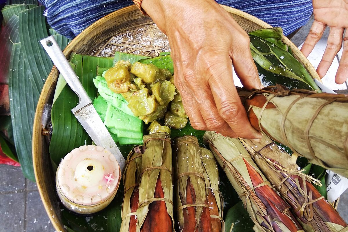 Penjual lopis di Pasar Gede, Surakarta, Jawa Tengah sedang menjajakan dagangannya pada Sabtu (6/3/2021)