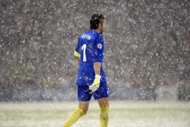 Kiper Juventus Gianluigi Buffon berjalan di atas lapangan, Stadion Ali Sami Yen yang sudah tertutup salju, pada pertandingan kontra Galatasaray, Selasa (10/12/2013). Akibat salju, pertandingan harus dihentikan, dan pada pertandingan lanjutan, Rabu (11/12/2013), Galatasaray menang 1-0