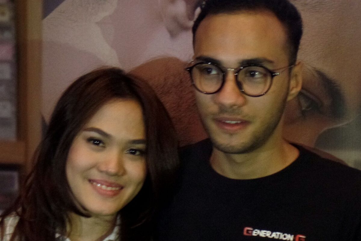 Sheryl Sheinafia bersama Refal Hady diabadikan pada gala premier film Galih & Ratna di Senayan City XXI, Jakarta Selatan, Senin (27/2/2017).