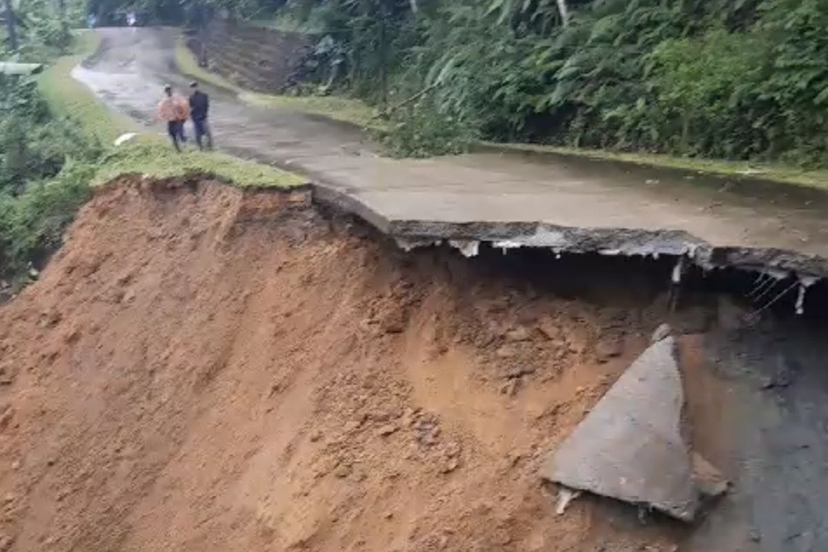 Longsor 100 Meter, Akses Jalan Cipanas-Citorek Lebak Terputus