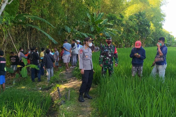 Diduga terpeleset saat mencari kodok dan tokk, warga Kabupaten Ngawi ditemukan tewas di aliran anak sungai. Korban sebelumnya tercatat memiliki penyakit hypertensi.