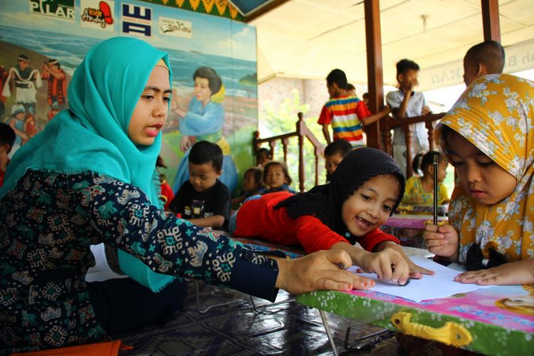 Anak-anak belajar membaca dan menulis di Rumah Baca Bakau di Desa Percut, Kecamatan Percut Sei Tuan, Deli Serdang, Sumatera Utara. Taman baca ini didirikan Ismail (38) dan rekan-rekannya agar bisa mengangkat kemampuan literasi masyarakat Desa Percut. Perubahan ini penting agar warga tak abai lagi dan lebih peka terhadap lingkungan demi menjaga usia hutan mangrove lebih panjang.