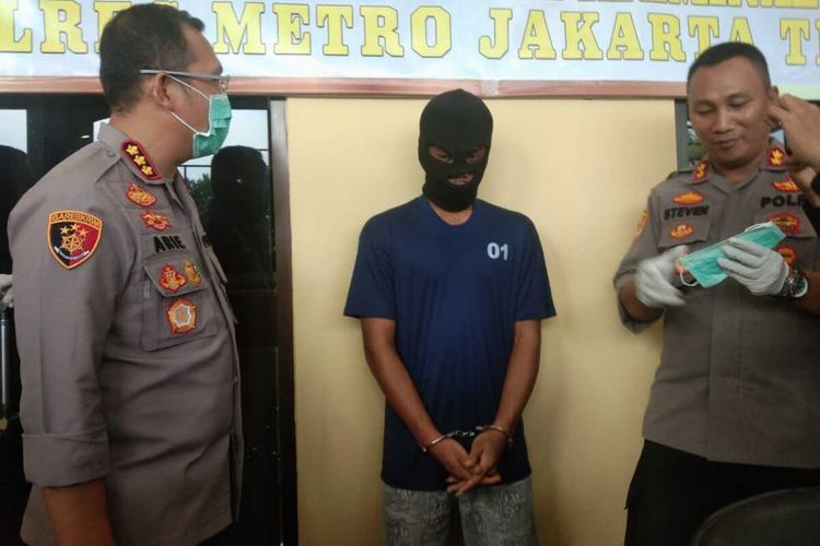 SB (22), pria yang nekat membunuh pasangan sesama jenisnya lantaran sakit hati, saat konferensi pers di Mapolres Metro Jakarta Timur, Senin (23/3/2020).