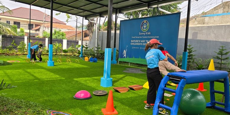 Klinik tumbuh kembang Sunny Kids menghadirkan pusat terapi anak berkebutuhan khusus berkonsep outdoor yang berlokasi di Cempaka Putih Jakarta.