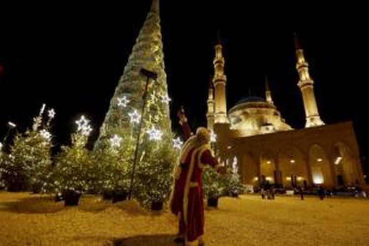 Pohon Natal di depan masjid Lebanon.