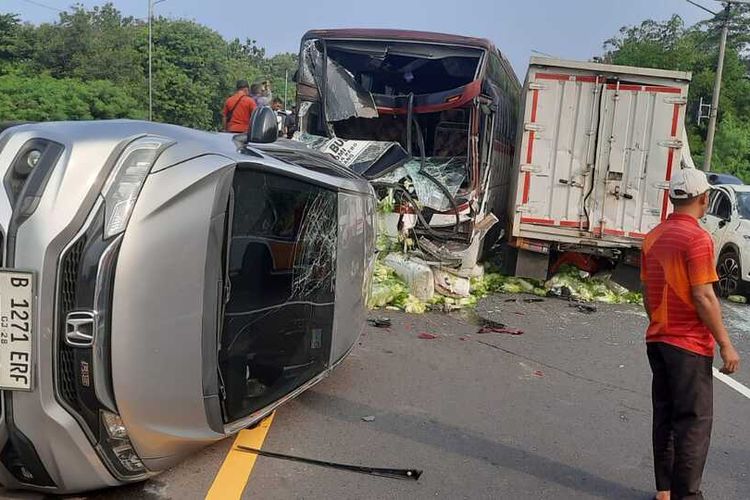 Kecelakaan beruntun melibatkan 9 kendaraan terjadi di Tol Cipularang tepatnya di KM 88-86, Rabu (10/7/2024)