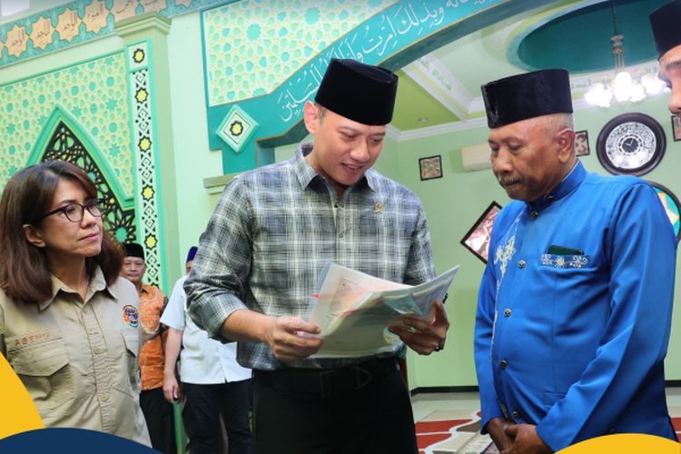 Menteri Agraria dan Tata Ruang/Kepala Badan Pertanahan Nasional (ATR/BPN), Agus Harimurti Yudhoyono (AHY) menyerahkan tiga sertipikat tanah wakaf milik Yayasan Babul Jannatul Firdaus di Masjid Araafiul A'laa pada Sabtu (22/06/2024). 