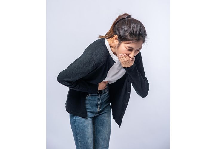 Ilustrasi mengalami sakit di bagian lambung hingga mual. 