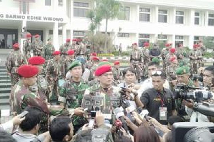 Kepala Staf TNI Angkatan Darat (KSAD) Jenderal TNI Budiman mendapatkan Brevet Komando Kehormatan dari Korps Komando Pasukan Khusus (Kopassus) TNI-AD di Markas Kopassus di Cijantung, Jakarta Timur, Rabu (11/9/2013). 