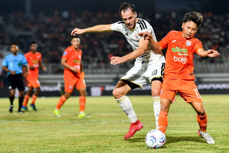 Pesepak bola Borneo FC Redzuan Fachgi (kanan) berusaha melewati pesepak bola Persija Jakarta Kerim Memija (kedua kanan) saat BRI Super League di Stadion Segiri, Samarinda, Kalimantan Timur, Sabtu (5/9/2026). ANTARA FOTO/Angga Palguna/agr