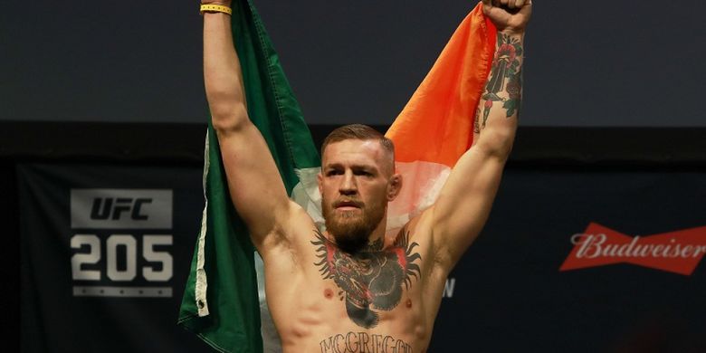 Petarung UFC, Conor McGregor, sedang berjalan menuju arena pertandingan sambil membawa bendera Republik Irlandia, di Madison Square Garden, New York, Amerika Serikat, 10 November 2016.