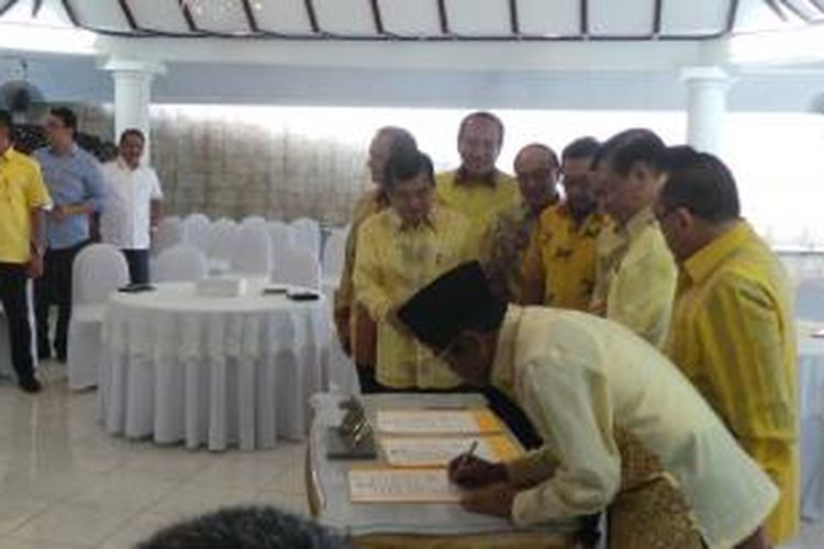 Penandatangan islah tahap dua Partai Golkar di kediaman dinas Wakil Presiden Jusuf Kalla di Jakarta, Sabtu (11/7/2015).