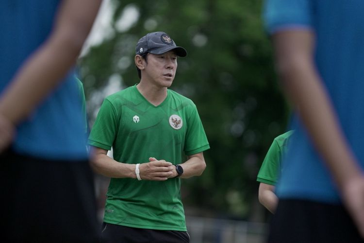 Pelatih Timnas Indonesia Shin Tae-yong memimpin latihan untuk persiapan FIFA Matchday di Stadion Gelora Samudra Kuta, Bali, Kamis (20/1/2022) sore.