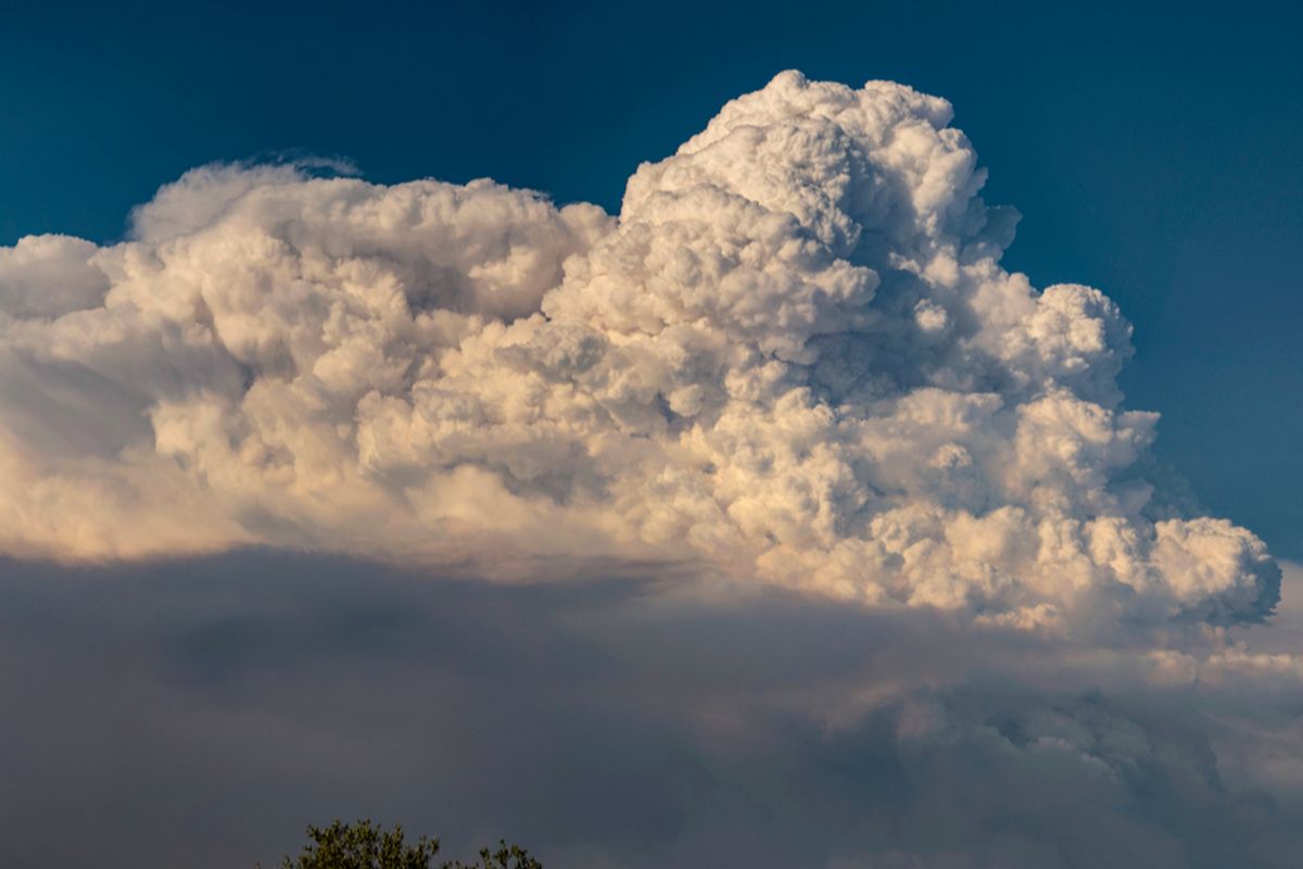 Ilustrasi awan pyrocumulus