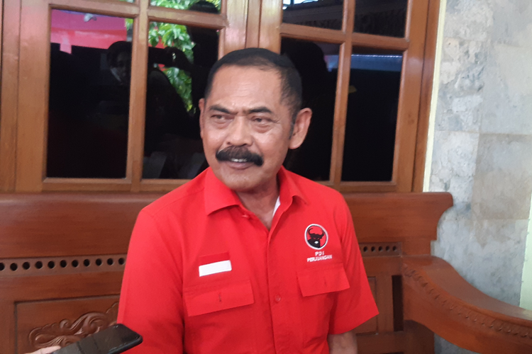Ketua DPC PDI-P Solo FX Hadi Rudyatmo ditemui seusai zoom meeting peringatan HUT ke-51 PDI-P di Pucangsawit, Jebres, Solo, Jawa Tengah, Rabu (10/1/2024).