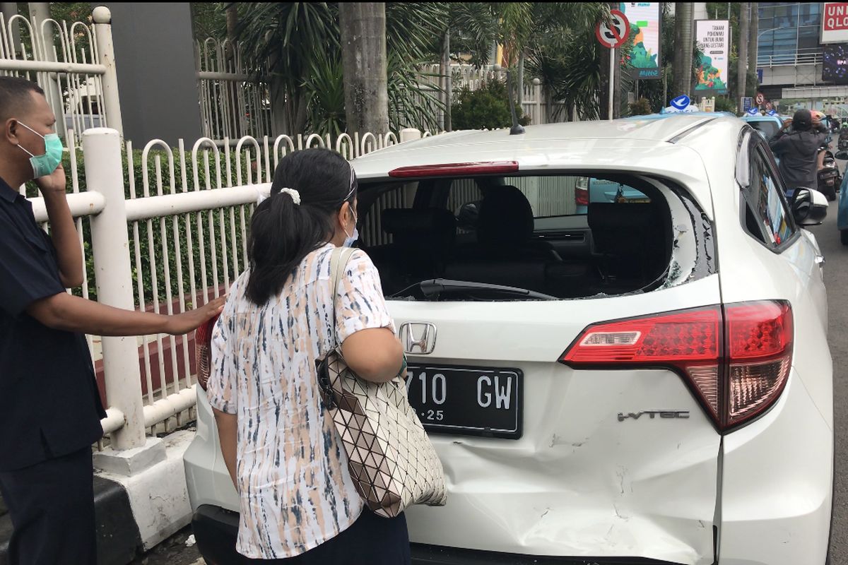 Kecelakaan lalu lintas terjadi di Jalan Pondok Indah Raya tepatnya di sisi Mal Pondok Indah 2, Kebayoran Lama, Jakarta Selatan pada Selasa (19/1/2021) siang.