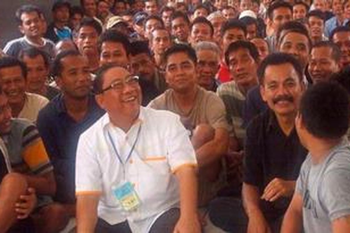 Calon Gubernur Jawa Barat Irianto MS Syafiuddin (baju putih) atau yang akrab dipanggil Yance berkampanye dengan mengunjungi Lembaga Pemasyarakatan Majalengka, Kabupaten Majalengka, Jabar, Selasa (12/2/2013). Ia menawarkan Program Bina Karya jika terpilih sebagai gubernur. Program itu memberikan pelatihan dan permodalan bagi mantan napi agar bisa mandiri dan berdaya di masyarakat. Selain berkampanye di Lapas Majalengka, Yance juga mengunjungi Pasar Cigasong.  