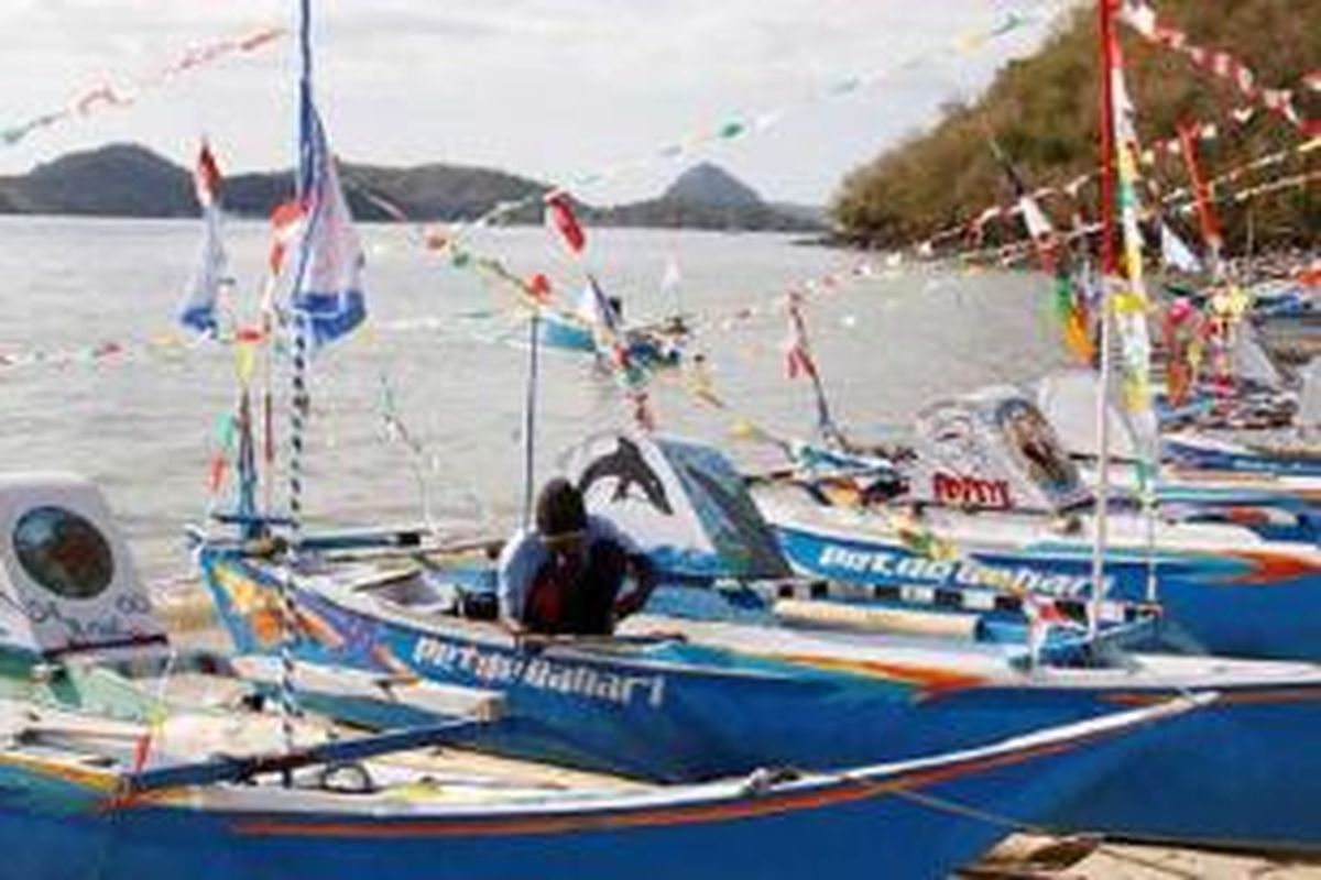 Para nelayan Petde Bahari dari Kampung Gorontalo, Labuan Bajo, Manggarai Barat, NTT, memarkir kapal di Pantai Pede, lokasi Puncak Sail Komodo 2013, Sabtu (14/9/2013), meski acara itu telah usai digelar. Mereka menghias kapal dengan biaya sendiri, tetapi gagal tampil di depan Presiden RI dan para tamu. 
