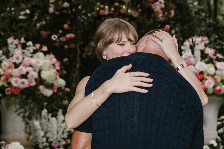 Taylor Swift resmi bertunangan dengan Travis Kelce pada Minggu (10/8/2025) di halaman rumah Travis di Missouri, Amerika Serikat.
