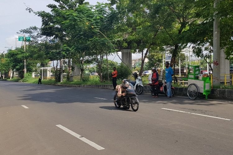 Seorang anggota komunitas tengah melakukan test drive di kawasan Ancol yang akan digunakan untuk track balap khusus komunitas, Senin (10/1/2022).