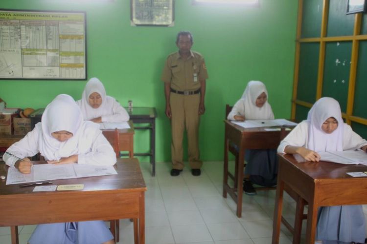  Siswa SMA Luar Biasa (SMA LB) Maarif Muntilan, Kabupaten Magelang, Jawa Tengah,  mengerjakan soal Ujian Nasional Berbasis Pensil dan Kertas (UNPK) , Senin (10/4/2017)