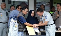 Jasa Raharja Serahkan Santunan Meninggal Dunia kepada Ahli Waris Korban Laka Km 58 yang Teridentifikasi 