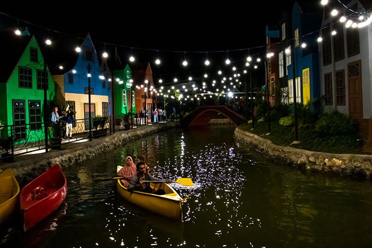 Pengunjung Dira Funtastic Night naik perahu di kanal dengan nuansa seperti Eropa.