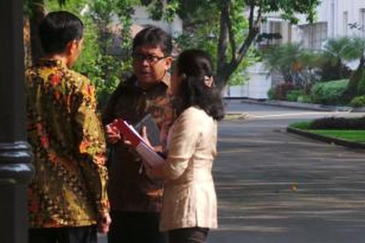 Presiden Joko Widodo bertemu dengan mantan tim transisi Hasto Kristyanto dan Rini Soemarno di Istana Kepresidenan, Selasa (21/10/2014).