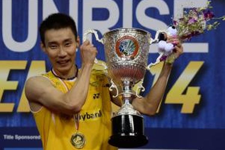 Pebulu tangkis Malaysia Lee Chong Wei berpose dengan trofi juara India Open yang didapat setelah mengalahkan pemain China, Chen Long, pada partai final di Siri Fort Sports Complex, New Delhi, Minggu (6/4/2014). Lee menang 21-13, 21-17.