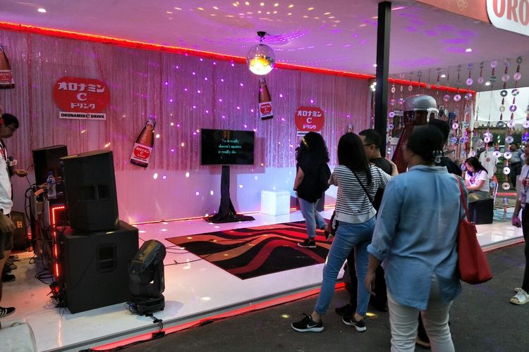 Penonton berkaraoke di Festival Mesin Waktu di Jiexpo, Kemayoran, Jakarta Pusat, Sabtu (17/8/2019).