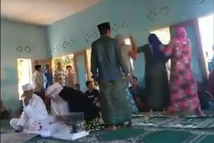 Tangkapan layar video seorang ibu mengamuk hendak membatalkan pernikahan anaknya di Desa Sugian, Lombok Timur
