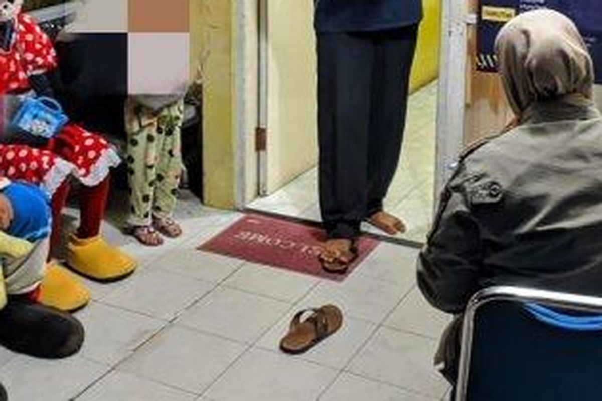 Pasutri pengamen badut asal Samarinda yang diamankan Satpol PP Bontang. 
