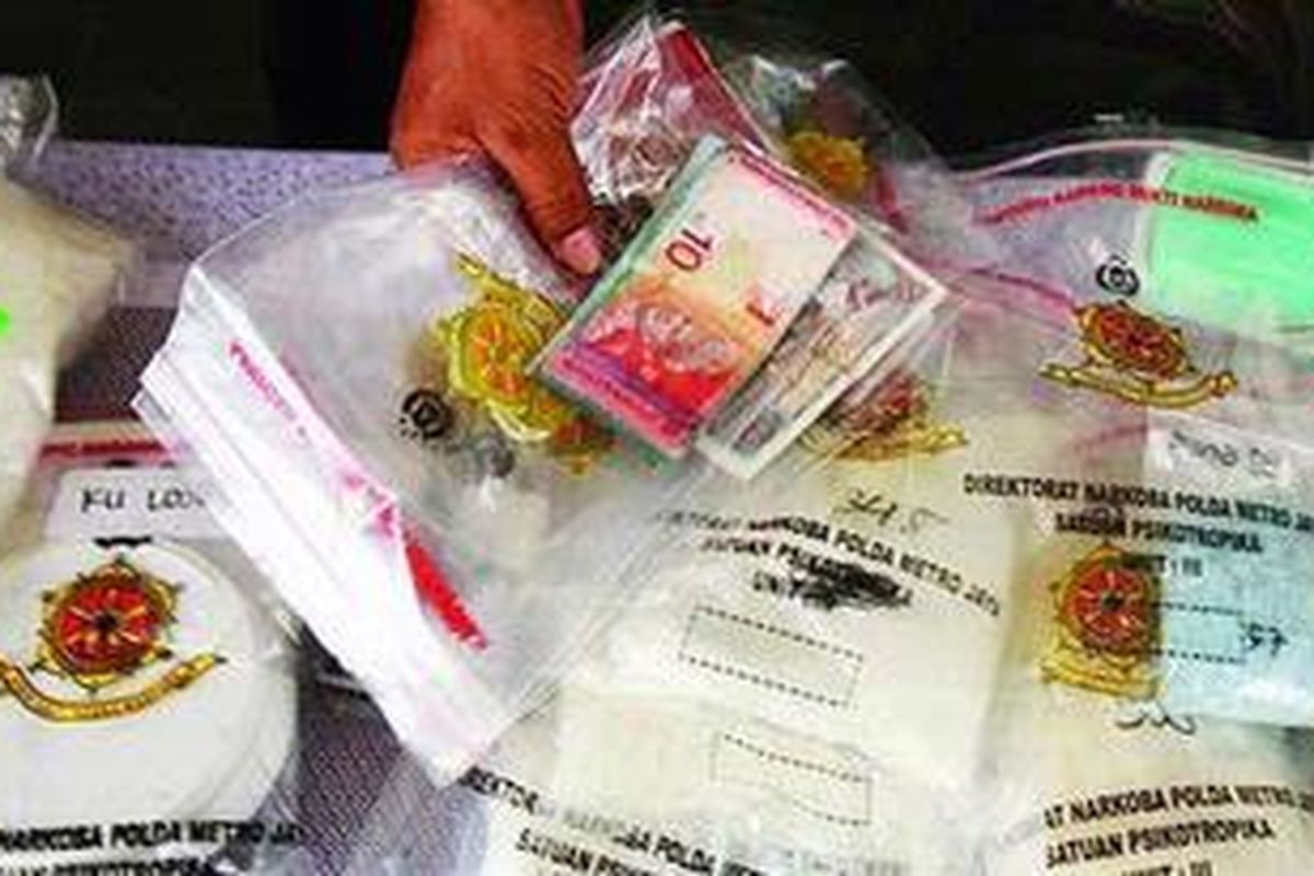 Ilustrasi : Barang bukti 8 kilogram narkoba yang dikemas dalam 23 bungkus plastik, 10 butir ekstasi, 57 gram blue ice, 4 telepon seluler, 3 timbangan, serta uang tunai 570 ringgit Malaysia, 5 yuan, dan 17.000 dong Vietnam di gelar di Direktorat Reserse Narkoba Polda Metro Jaya, Jakarta, Kamis (14/7/2011). Barang bukti ini berasal dari pengungkapan jaringan narkotika yang melibatkan residivis bandar narkoba yang bebas dua tahun lalu dan dua warga negara Malaysia.