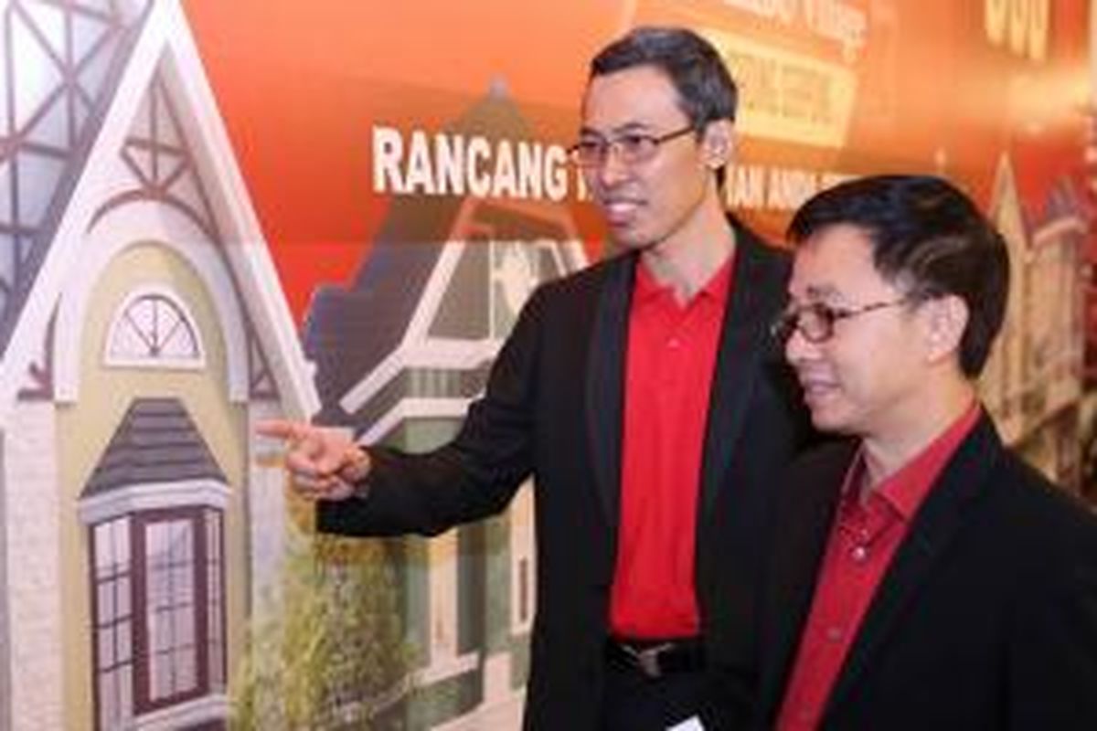 Dirut Paramount Ervan Adi Nugroho dan Direktur Paramount Aryo Tri Ananto saat menjelaskan produk Paramount, Jumat (2/10/2015). Andreas menuturkan, peluncuran SuperPro akan dibuka untuk umum pada Selasa (6/10/2015) hingga Minggu (11/10/2015) di Main Atrium Senayan City Mall, Jakarta.  