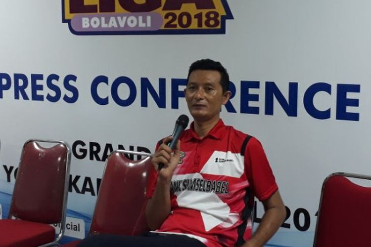 Pelatih tim voli putra Palembang Bank SumselBabel, Samsul Jais, dalam jumpa pers usai grand final Proliga 2018 di Sasana Amongrogo, Yogyakarta, Minggu (15/4/2018).