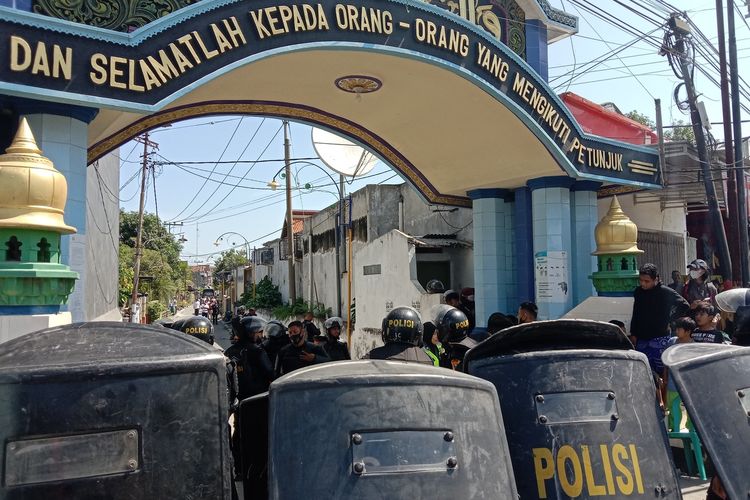 Petugas gabungan dari Polda Jatim dan Polres Jombang melakukan upaya jemput paksa terhadap MSA, tersangka kasus pencabulan, Kamis (7/7/2022).