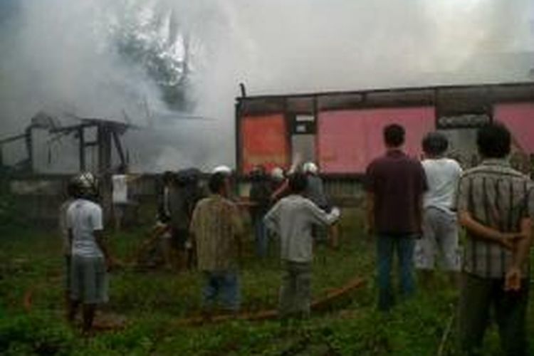 Rumah salah seorang pedagang ayam, Mayuna (55) Kabupaten Bengkulu Selatan hangus dilalap api