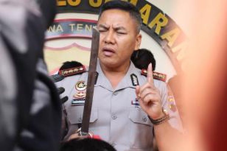 Kapolrestabes Semarang, Kombes Pol Djihartono memamerkan barangbukti berupa parang yang digunakan pelaku untuk merampas barang milik korban.