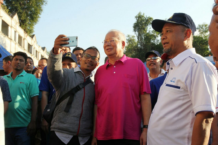 Mantan Perdana Menteri Malaysia Najib Razak (tengah) berpose untuk foto bersama dengan masyarakat. (Twitter/Najib Razak)
