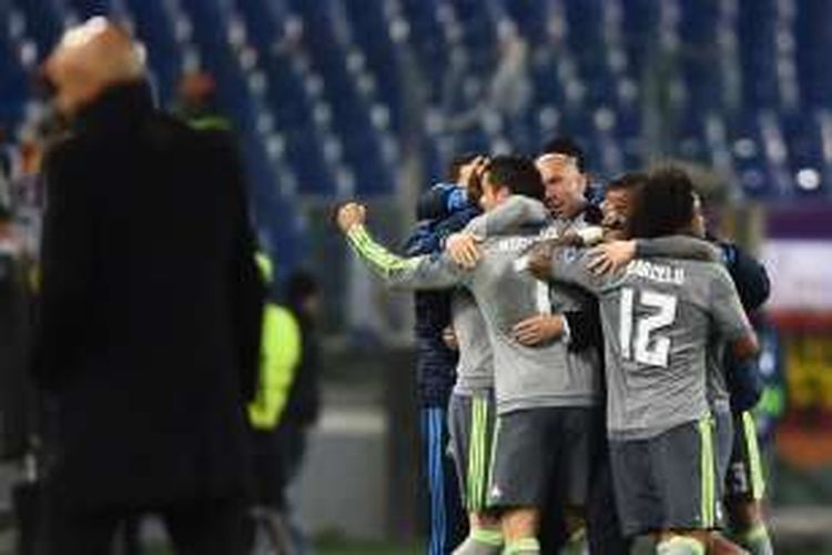 Para pemain Real Madrid merayakan gol Cristiano Ronaldo ke gawang AS Roma pada leg pertama babak 16 besar Liga Champions di Stadion Olimpico, Rabu (17/2/2016). 