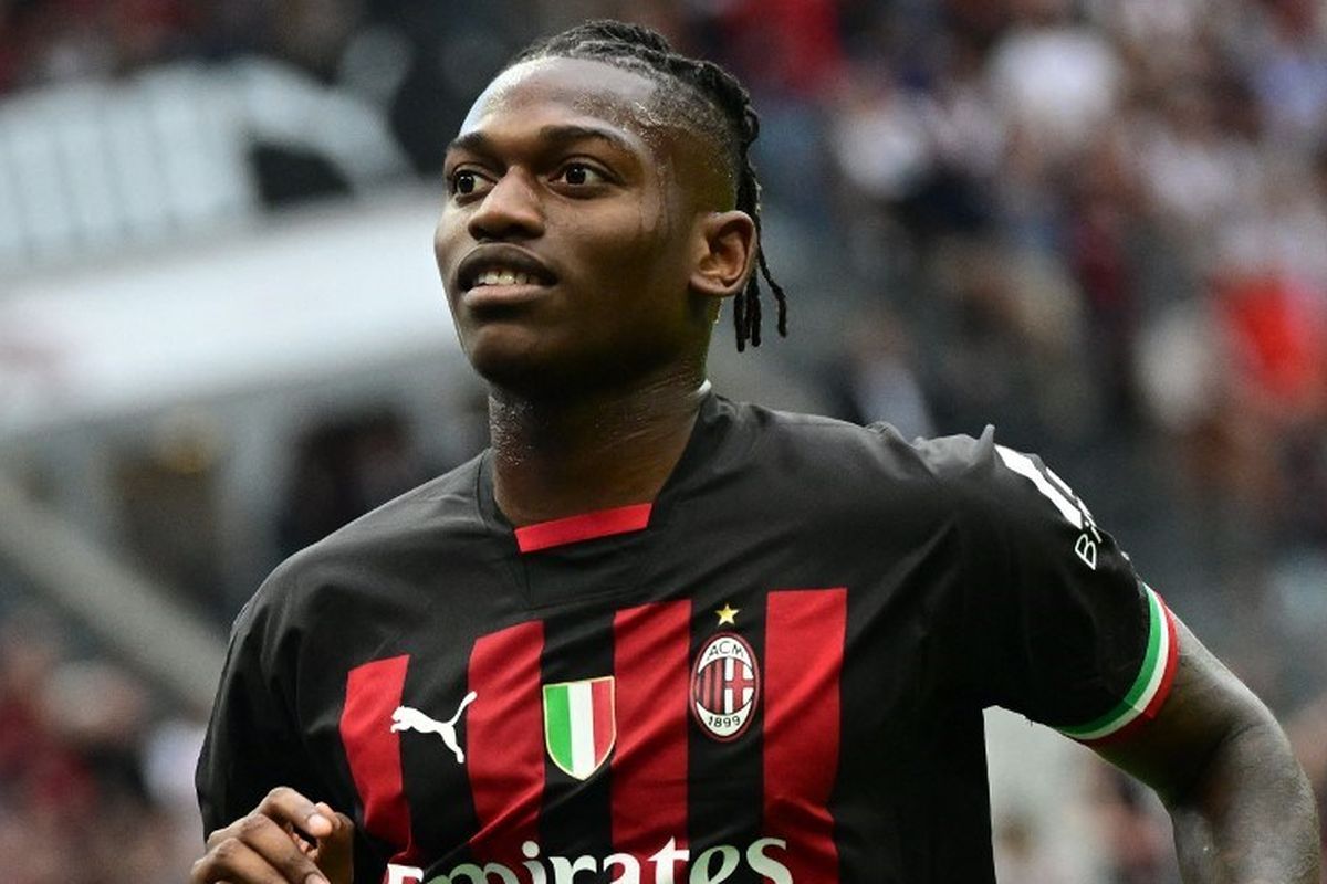 Penyerang AC Milan asal Portugal, Rafael Leao, mencetak dua gol dan satu assist dalam laga Derby della Madonnina kontra Inter di Stadion San Siro, Sabtu (3/9/2022). Rade Krunic mengakui bahwa Rafael Leao adalah sosok yang sulit digantikan di skuad Milan. Terkini, Leao diyakini akan bermain sebagai penyerang tengah dalam laga pekan ke-22 Liga Italia 2022-2023 antara Milan vs Torino di Stadion San Siro, Jumat (10/2/2023) dini hari WIB.