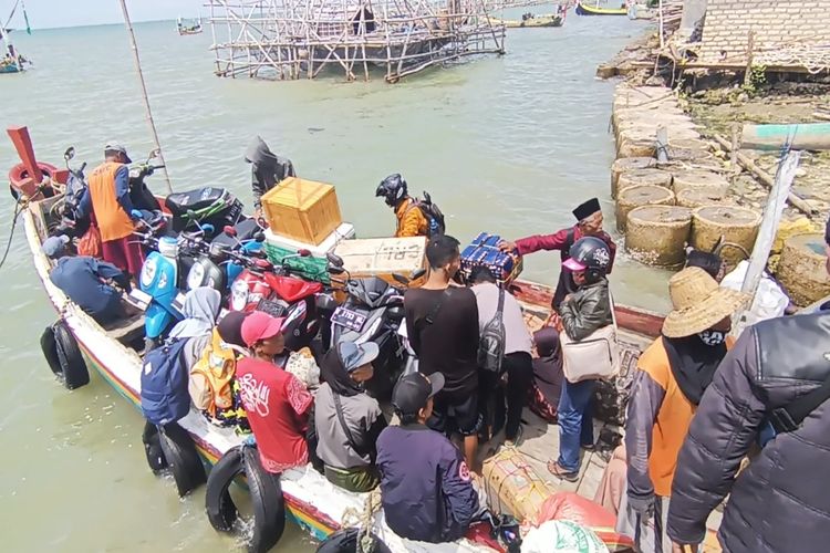 Puluhan warga asal Kabupaten Pamekasan, Jawa Timur menaiki perahu kecil sebelum naik ke kapal kayu yang akan digunakan mereka untuk mudik dengan tujuan Besuki, Situbondo pada Kamis (4/4/2024).