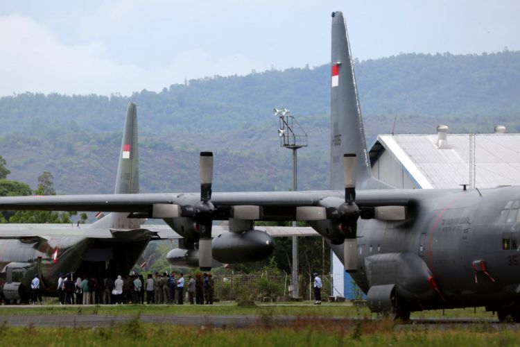 Prajurit TNI Angkatan Udara melakukan persiapan melanjutkan perjalanan membawa bantuan kemanusian untuk pengungsi Rohingya bantuan Pemerintah Indonesia dengan menggunakan pesawat Hercules C-130 setelah pengisian bahan bakar di Lanud Sultan Iskandar Muda, Aceh Besar, Aceh, Kamis (14/9). Empat unit pesawat Hercules yang terbang dari Bandara Halim Perdanakusuma pada 13 September 2017 kembali melanjutkan perjalanan menuju Bandara Chittagong Bangladesh untuk membawa bantuan beras, gula, tenda darurat, selimut, alat kebutuhan keluarga dan tangki air. ANTARA FOTO/Irwansyah Putra/aww/17.