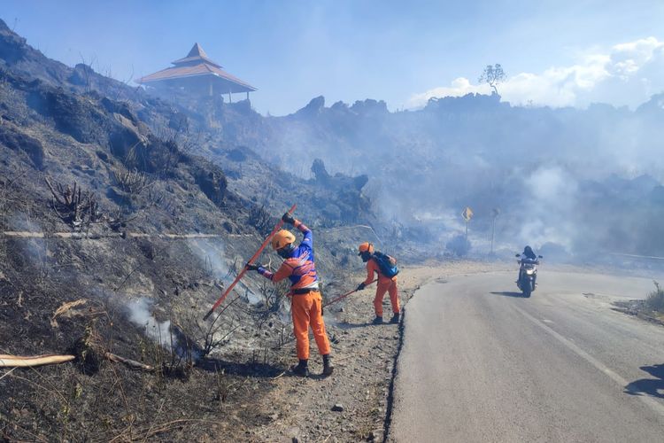 Petugas saat melakukan pemadaman api di lereng Gunung Ijen 